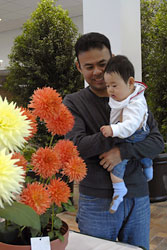 PHOTO: father shows daughter flowers