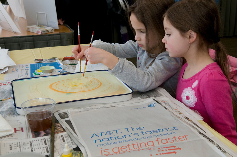 PHOTO: Children creating suminagashi