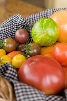 PHOTO: getting local produce from a market stand