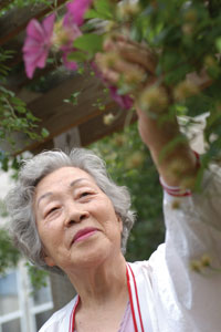 PHOTO: woman with hanging plant