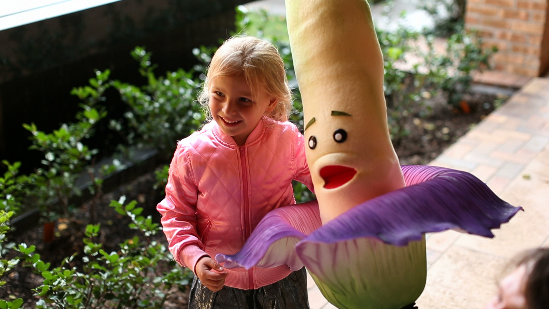 Girl-with-titan-arum-puppet
