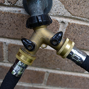 Garden hose splitter attachment for spigot.